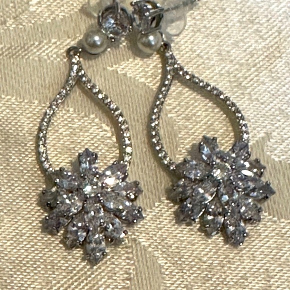 Sophisticated Silver Crystal Earrings Dangle Drop Prong Set Wedding PAGENT 4134 - Picture 9 of 11